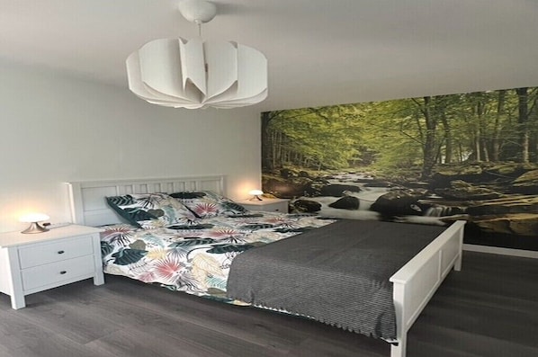 5 bedrooms, iron/ironing board, free WiFi, bed sheets