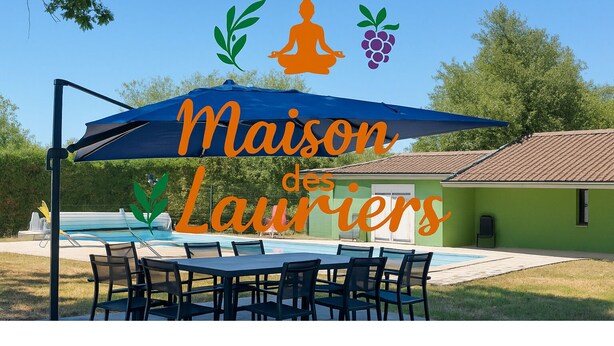Ein blauer Regenschirm mit dem Schriftzug 'Maison des Lauriers' und ein Poolbereich mit Stühlen und einem Tisch.