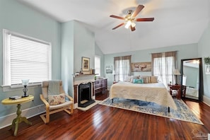 1 bedroom, WiFi, bed sheets - Historic Downtown Loft C (Pensacola)