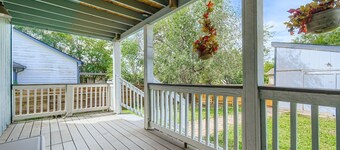 Stunning 2-bedroom house w/large yard. Brand new. central to Denver/Mtns/Boulder