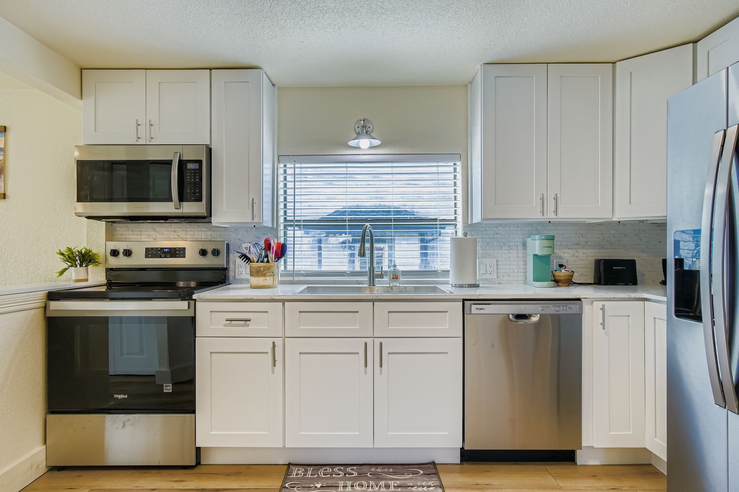 Geladeira, micro-ondas, fogão, cooktop