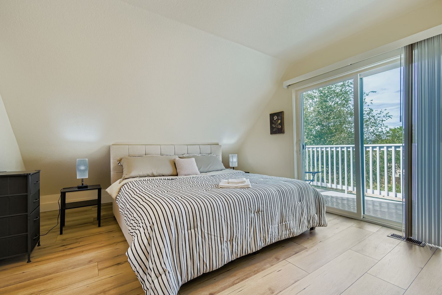 2 habitaciones, escritorio, tabla de planchar con plancha y wifi gratis 