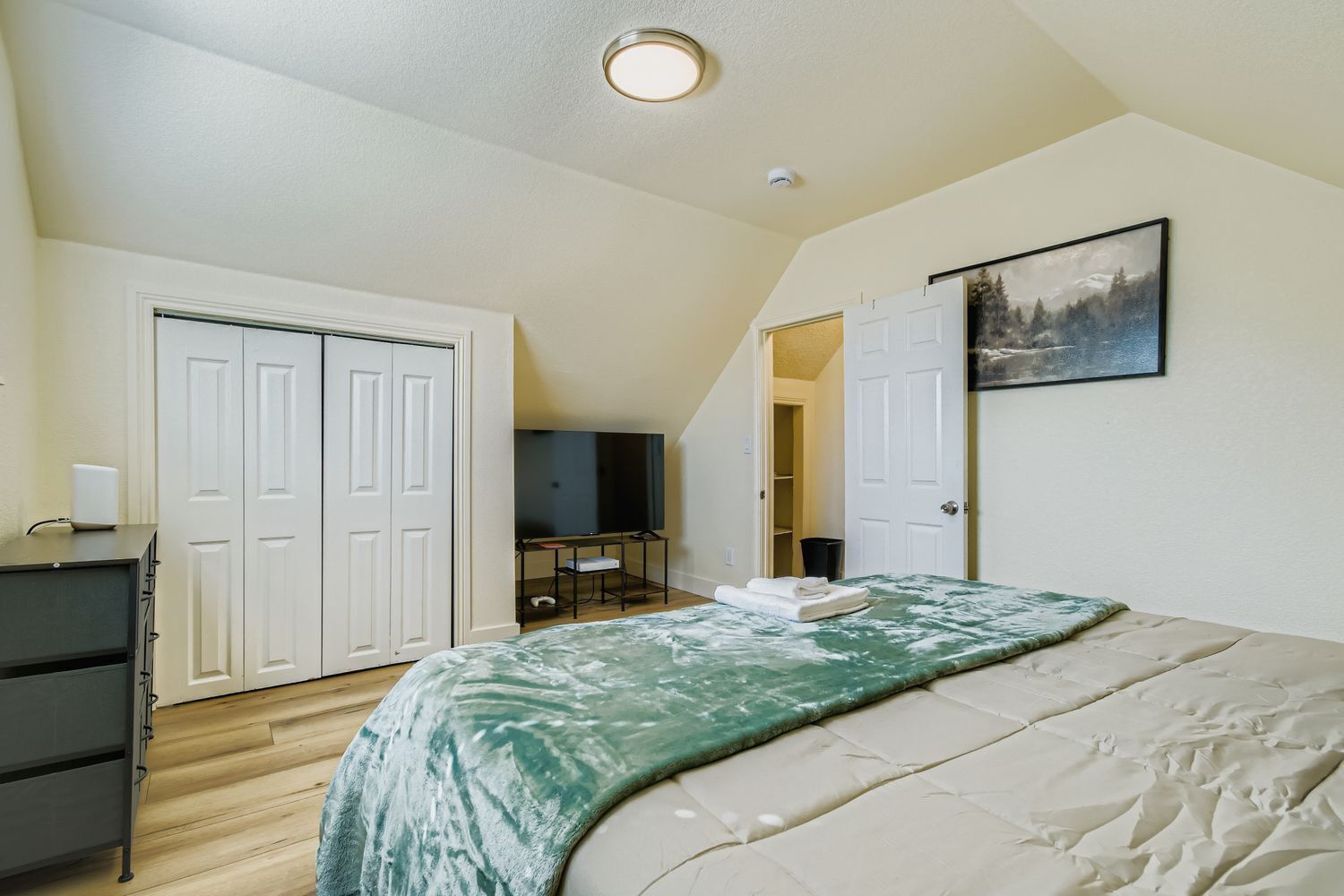 2 bedrooms, desk, iron/ironing board, free WiFi