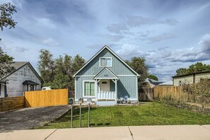 A single-story house with a front porch, a mailbox, and a small front yard. - Stunning 2-bedroom house w/large yard. Brand new. central to Denver/Mtns/Boulder (Denver)