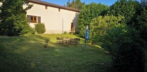 Outdoor dining - La maison d'Auxanne, Giffaumont Champaubert, Lac du Der (Giffaumont-Champaubert)