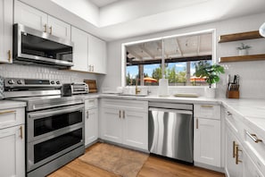 Mikrobølgeovn, ovn, kokeplater og oppvaskmaskin