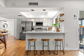 Mikrobølgeovn, ovn, kokeplater og oppvaskmaskin