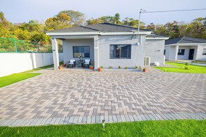 Exterior - Elegant 3-bedroom Jamaican escape with AC and stunning ocean view in Runaway Bay (Runaway Bay)