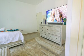 3 bedrooms, iron/ironing board, WiFi, bed sheets - Elegant 3-bedroom Jamaican escape with AC and stunning ocean view in Runaway Bay (Runaway Bay)