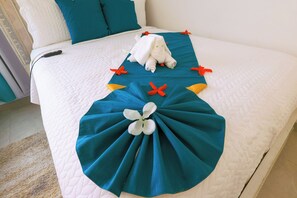 3 bedrooms, iron/ironing board, WiFi, bed sheets - Elegant 3-bedroom Jamaican escape with AC and stunning ocean view in Runaway Bay (Runaway Bay)