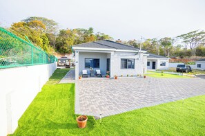 Exterior - Elegant 3-bedroom Jamaican escape with AC and stunning ocean view in Runaway Bay (Runaway Bay)