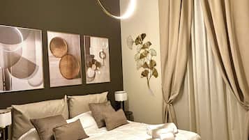 1 soverom, skrivebord, strykejern/-brett og reiseseng for barn
