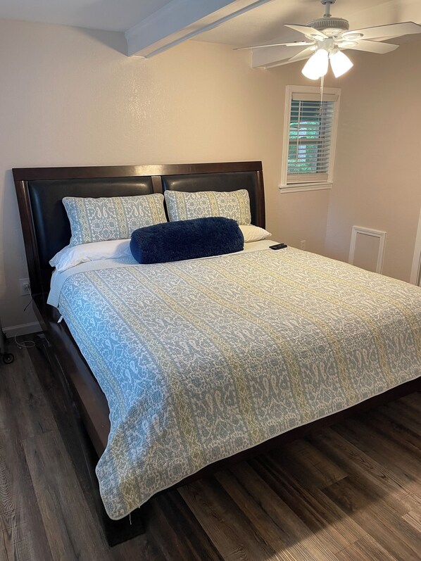 3 chambres, fer et planche à repasser, Wi-Fi, draps fournis