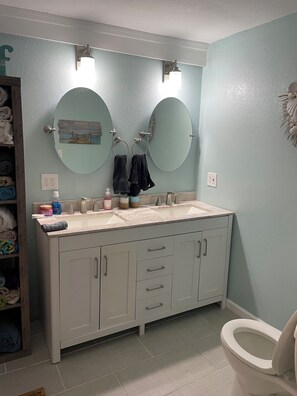 Douche, serviettes fournies, savon, papier toilette