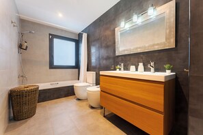 Shower, hair dryer, bidet, towels