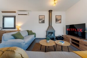 Smart TV, chimenea, mesa de ping pong