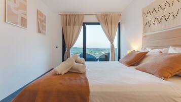 4 slaapkamers, een bureau, een strijkplank/strijkijzer, reisbedje