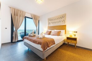 4 soverom, skrivebord, strykejern/-brett og reiseseng for barn