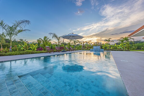 Una piscina al aire libre