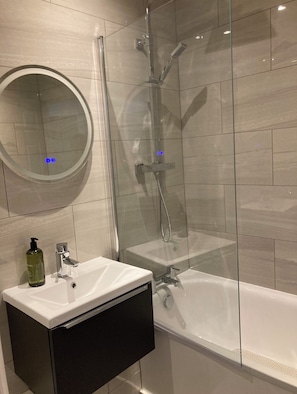 Suihku, hiustenkuivaaja, pyyhkeet, vessapaperi