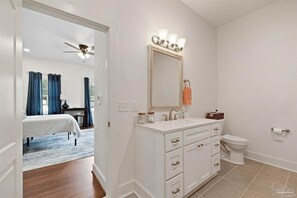 Shower, hair dryer, towels, soap - Historic Downtown Studio (Pensacola)
