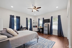 1 bedroom, WiFi, bed sheets - Historic Downtown Studio (Pensacola)