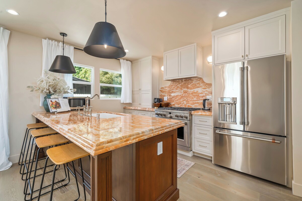 LUX Marvelous 4-bedroom house in Los Angeles with Private Gate and Patio