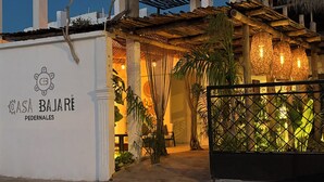 A building entrance with a sign reading "CASA BAJARE PEDERNALLES". - Hotel Casa Bajari (Pedernales)