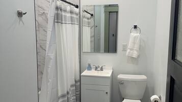 Serviettes fournies, papier toilette