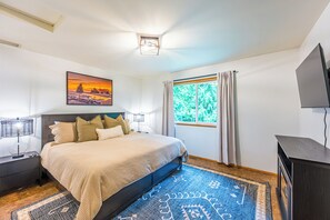 3 bedrooms, desk, iron/ironing board, free WiFi - Fern House Rustic Modern Hiking Base Sequim (Sequim)