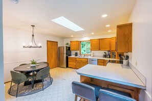 Fridge, microwave, oven, stovetop - Fern House Rustic Modern Hiking Base Sequim (Sequim)