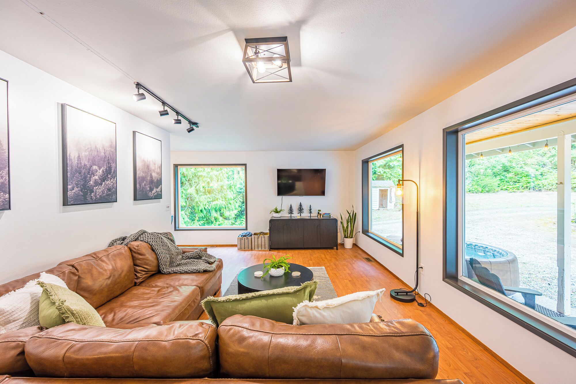 Smart TV, chimenea y libros 