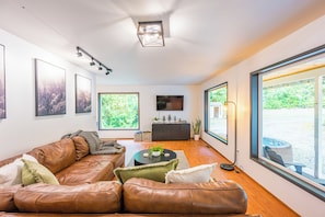 Smart TV, fireplace, books - Fern House Rustic Modern Hiking Base Sequim (Sequim)