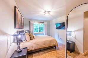 3 bedrooms, desk, iron/ironing board, free WiFi