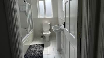 Assecador de cabells, tovalloles, sabó i paper higiènic