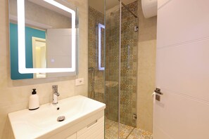 Hårføner, bidé, håndklær og såpe