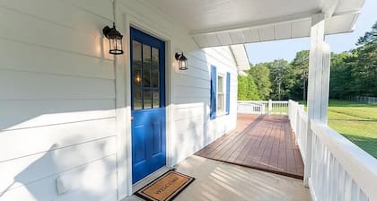 Charming 2-bedroom house in Clemson 4mi. from Death Valley and 1mi. from Mac's