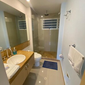 Dusche, Handtücher, Seife, Toilettenpapier