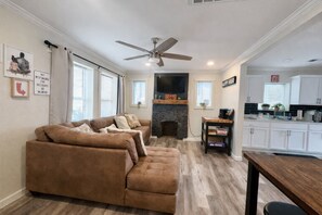 Smart TV, books - Rileys • Central Home • Walk to Fairgrounds (Phoenix)