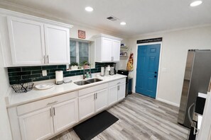 Køleskab, mikrobølgeovn, ovn, kogeplade