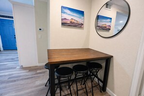 Dining - Rileys • Central Home • Walk to Fairgrounds (Phoenix)