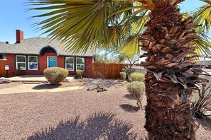 Property grounds - Rileys • Central Home • Walk to Fairgrounds (Phoenix)