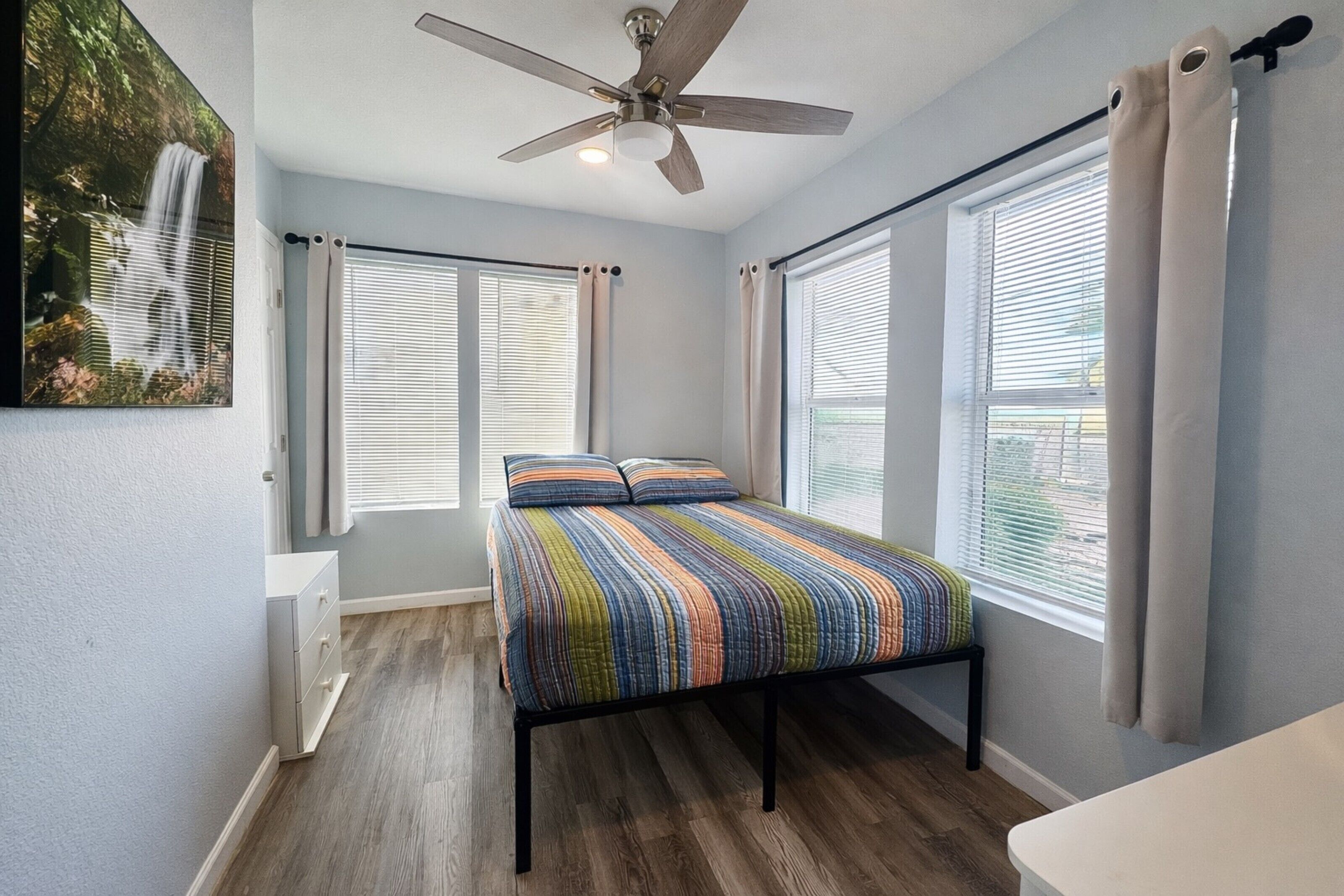 2 多间卧室、办公桌、免费 WiFi