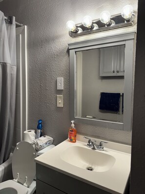 Pyyhkeet, saippua, vessapaperi