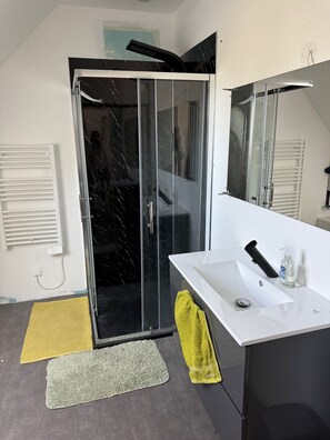 Toalhas de banho, sabonete, papel higiênico 