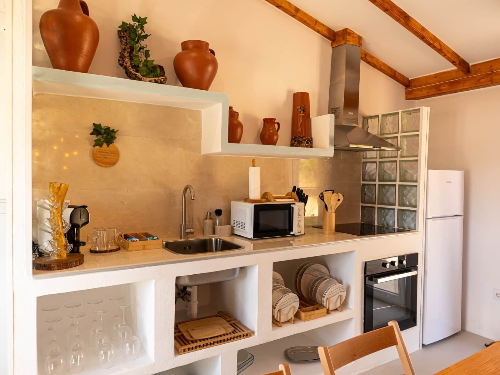 冷蔵庫、電子レンジ、オーブン、コンロ