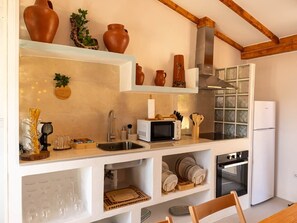 Réfrigérateur, micro-ondes, four, plaque de cuisson