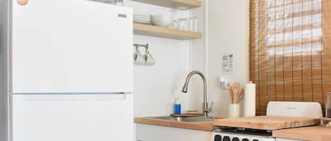 Geladeira, micro-ondas, cooktop, cafeteira/chaleira
