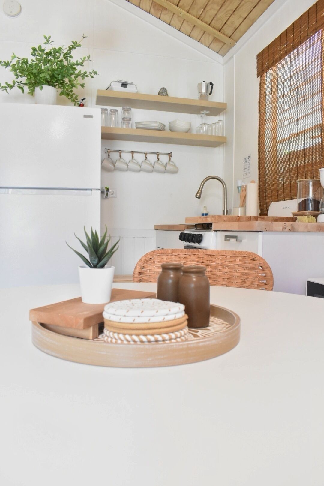 Réfrigérateur, micro-ondes, plaque de cuisson, cafetière/bouilloire