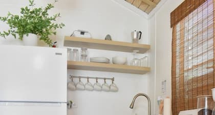 Cozy 2BR, Terrace, AC & WiFi near Tanama River